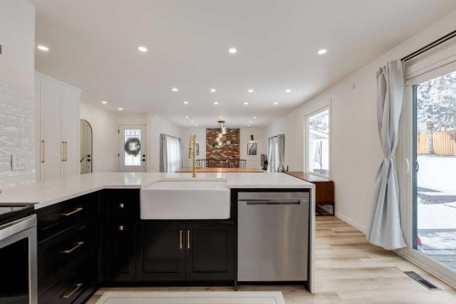 820 Cantrell Place Sw, Calgary, AB - Indoor Photo Showing Kitchen With Upgraded Kitchen