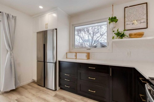 820 Cantrell Place Sw, Calgary, AB - Indoor Photo Showing Kitchen