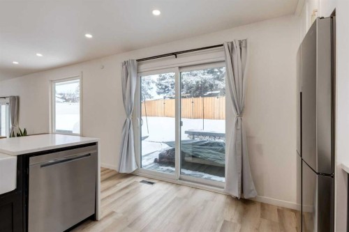 820 Cantrell Place Sw, Calgary, AB - Indoor Photo Showing Kitchen