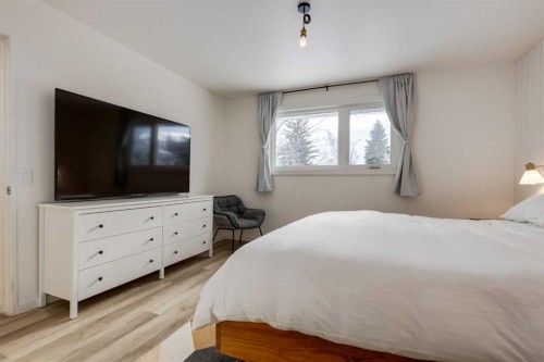 820 Cantrell Place Sw, Calgary, AB - Indoor Photo Showing Bedroom