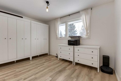 820 Cantrell Place Sw, Calgary, AB - Indoor Photo Showing Bedroom