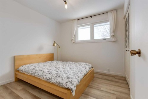 820 Cantrell Place Sw, Calgary, AB - Indoor Photo Showing Bedroom