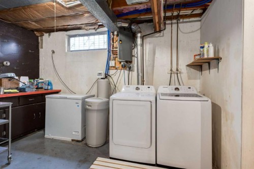 820 Cantrell Place Sw, Calgary, AB - Indoor Photo Showing Laundry Room