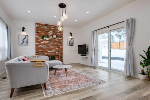 820 Cantrell Place Sw, Calgary, AB - Indoor Photo Showing Living Room