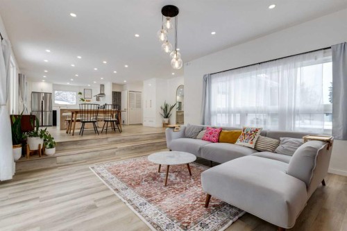 820 Cantrell Place Sw, Calgary, AB - Indoor Photo Showing Living Room