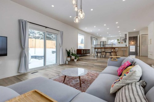 820 Cantrell Place Sw, Calgary, AB - Indoor Photo Showing Living Room