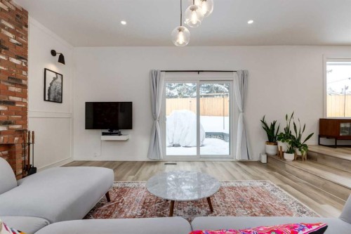 820 Cantrell Place Sw, Calgary, AB - Indoor Photo Showing Living Room