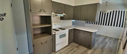 9836 Elbow Drive Sw, Calgary, AB - Indoor Photo Showing Kitchen