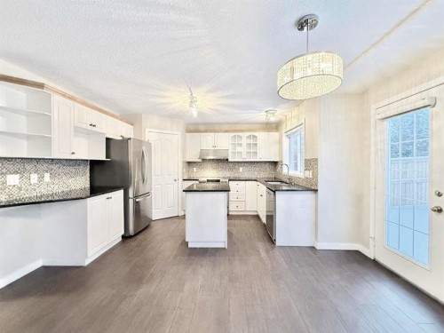161 Springbank Place Sw, Calgary, AB - Indoor Photo Showing Kitchen