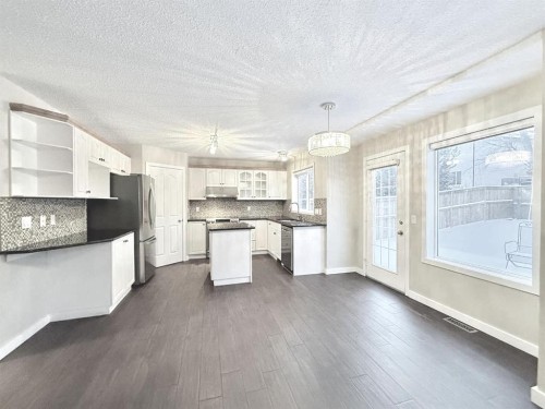 161 Springbank Place Sw, Calgary, AB - Indoor Photo Showing Kitchen