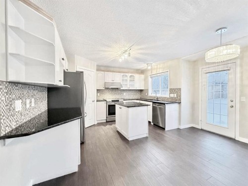 161 Springbank Place Sw, Calgary, AB - Indoor Photo Showing Kitchen