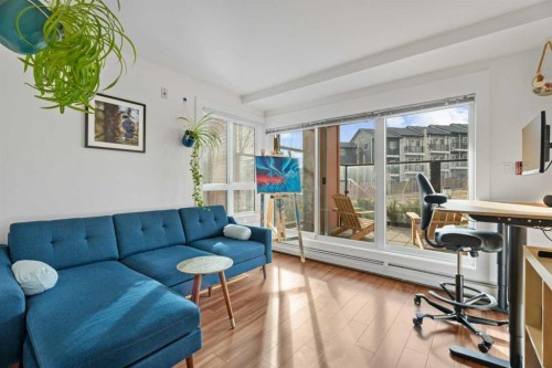 4-510 Edmonton Trail Ne, Calgary, AB - Indoor Photo Showing Living Room