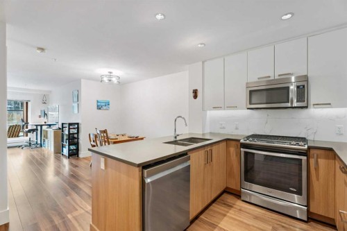 4-510 Edmonton Trail Ne, Calgary, AB - Indoor Photo Showing Kitchen With Stainless Steel Kitchen With Double Sink