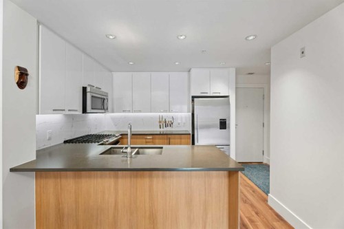 4-510 Edmonton Trail Ne, Calgary, AB - Indoor Photo Showing Kitchen With Double Sink With Upgraded Kitchen