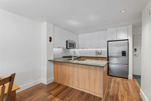 4-510 Edmonton Trail Ne, Calgary, AB - Indoor Photo Showing Kitchen With Stainless Steel Kitchen