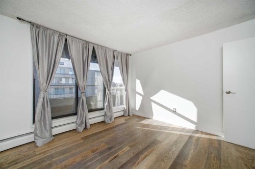 9E-133 25 Avenue Sw, Calgary, AB - Indoor Photo Showing Other Room