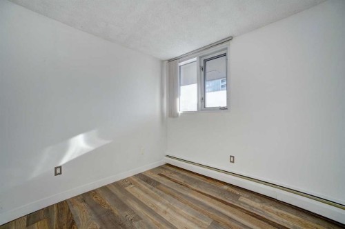 9E-133 25 Avenue Sw, Calgary, AB - Indoor Photo Showing Other Room