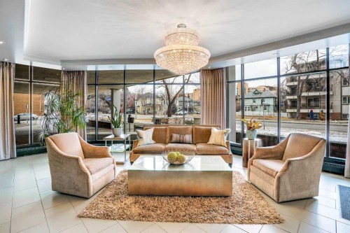9E-133 25 Avenue Sw, Calgary, AB - Indoor Photo Showing Living Room