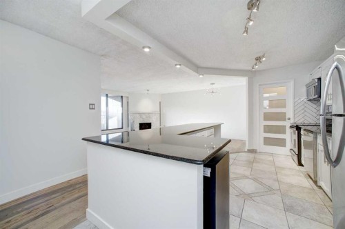 9E-133 25 Avenue Sw, Calgary, AB - Indoor Photo Showing Kitchen
