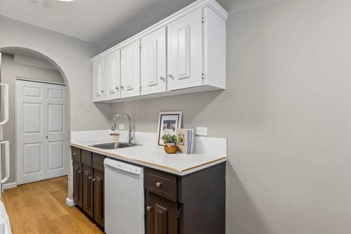 3-2212 Paliswood Road Sw, Calgary, AB - Indoor Photo Showing Kitchen