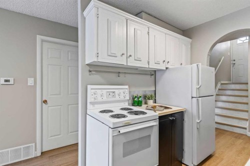 3-2212 Paliswood Road Sw, Calgary, AB - Indoor Photo Showing Kitchen
