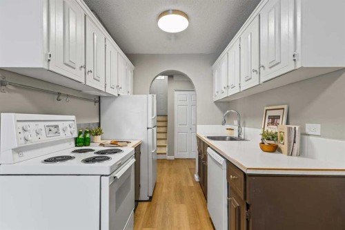 3-2212 Paliswood Road Sw, Calgary, AB - Indoor Photo Showing Kitchen