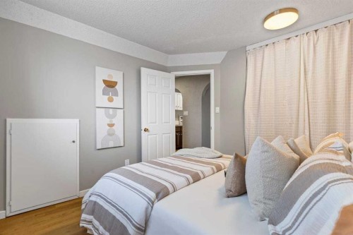 3-2212 Paliswood Road Sw, Calgary, AB - Indoor Photo Showing Bedroom