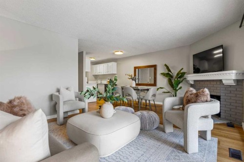3-2212 Paliswood Road Sw, Calgary, AB - Indoor Photo Showing Living Room