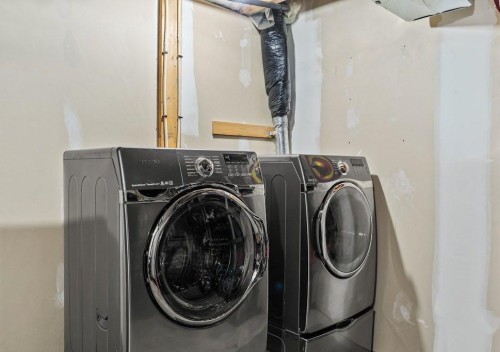 149 Elgin Gardens Se, Calgary, AB - Indoor Photo Showing Laundry Room