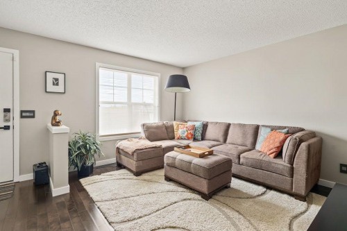 149 Elgin Gardens Se, Calgary, AB - Indoor Photo Showing Living Room