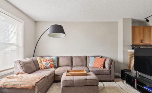 149 Elgin Gardens Se, Calgary, AB - Indoor Photo Showing Living Room