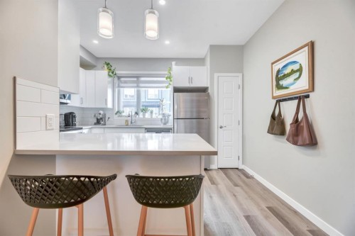 207-850 Belmont Drive Sw, Calgary, AB - Indoor Photo Showing Kitchen