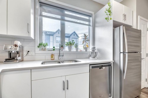 207-850 Belmont Drive Sw, Calgary, AB - Indoor Photo Showing Kitchen With Double Sink