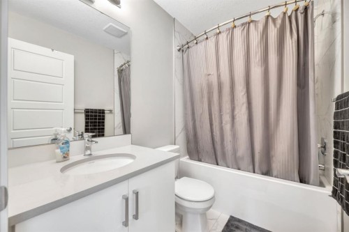 207-850 Belmont Drive Sw, Calgary, AB - Indoor Photo Showing Bathroom