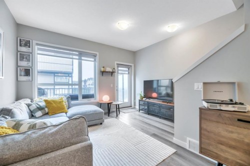 207-850 Belmont Drive Sw, Calgary, AB - Indoor Photo Showing Living Room
