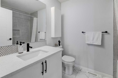 785 Windrow Manor Sw, Airdrie, AB - Indoor Photo Showing Bathroom