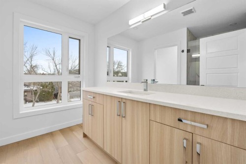 7415 39 Avenue Nw, Calgary, AB - Indoor Photo Showing Bathroom