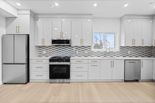 7415 39 Avenue Nw, Calgary, AB - Indoor Photo Showing Kitchen With Upgraded Kitchen