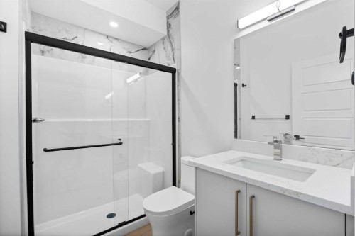 7415 39 Avenue Nw, Calgary, AB - Indoor Photo Showing Bathroom