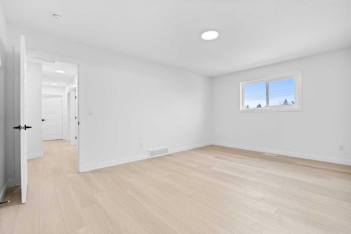 7415 39 Avenue Nw, Calgary, AB - Indoor Photo Showing Other Room