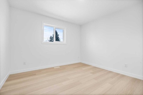 7415 39 Avenue Nw, Calgary, AB - Indoor Photo Showing Other Room