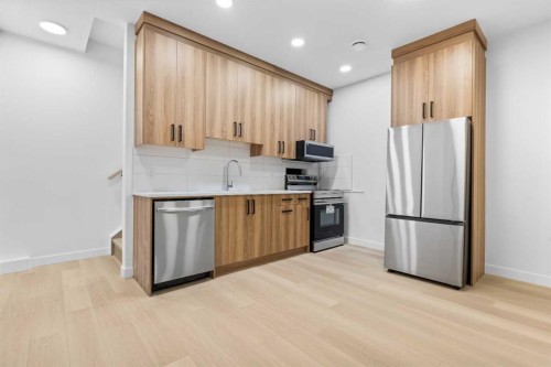 7415 39 Avenue Nw, Calgary, AB - Indoor Photo Showing Kitchen With Stainless Steel Kitchen
