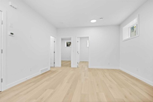 7415 39 Avenue Nw, Calgary, AB - Indoor Photo Showing Other Room