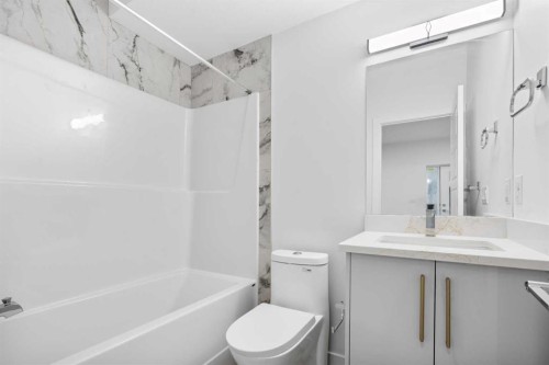7415 39 Avenue Nw, Calgary, AB - Indoor Photo Showing Bathroom