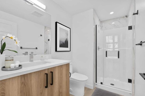 7415 39 Avenue Nw, Calgary, AB - Indoor Photo Showing Bathroom