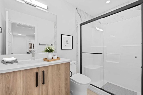 7415 39 Avenue Nw, Calgary, AB - Indoor Photo Showing Bathroom