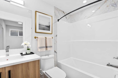 7415 39 Avenue Nw, Calgary, AB - Indoor Photo Showing Bathroom