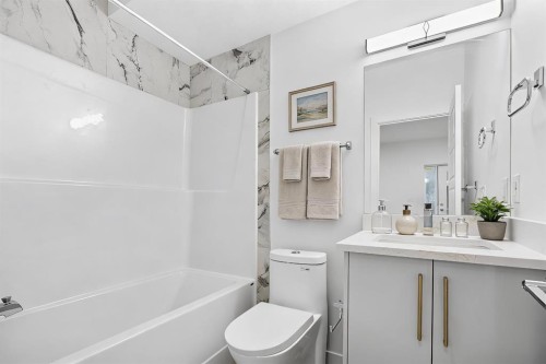 7415 39 Avenue Nw, Calgary, AB - Indoor Photo Showing Bathroom