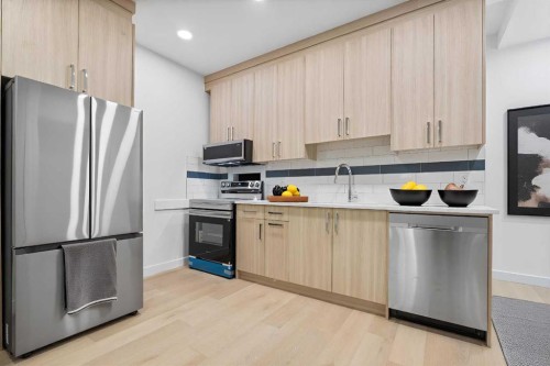 7415 39 Avenue Nw, Calgary, AB - Indoor Photo Showing Kitchen With Stainless Steel Kitchen