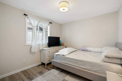 358 Hawkstone Drive Nw, Calgary, AB - Indoor Photo Showing Bedroom